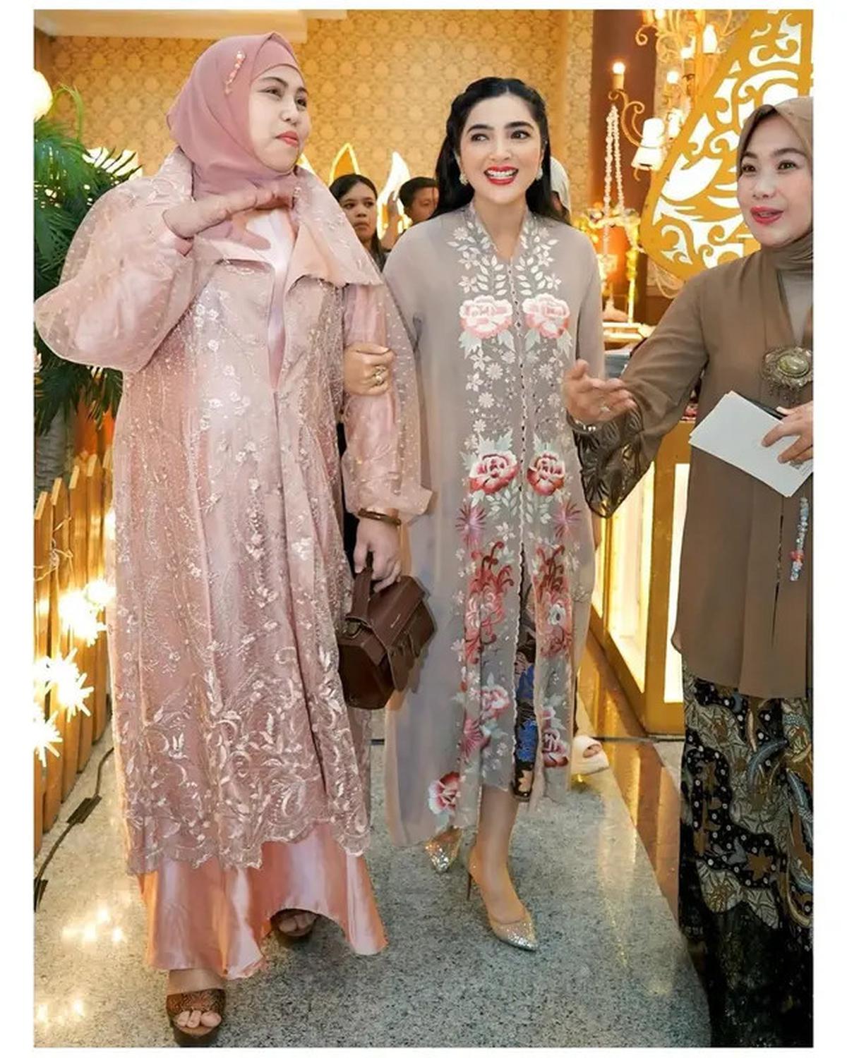 6 Potret Outfit Kebaya Ashanty di Kondangan Teman Kuliah, Inspirasi Gaya Elegan