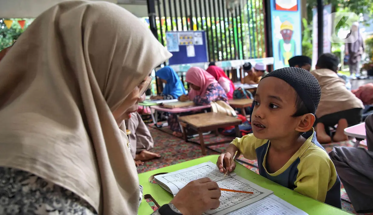 Kegiatan pesantren kilat di Ruang Publik Terpadu Ramah Anak (RPTRA) Malinjo, Jakarta, diadakan sampai dengan tanggal 14 Ramadan. (Liputan6.com/Angga Yuniar)