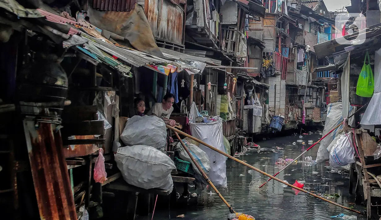 Aktivitas warga yang tinggal di kawasan padat penduduk, Jakarta, Rabu (7/5/2025). (Liputan6.com/Angga Yuniar)