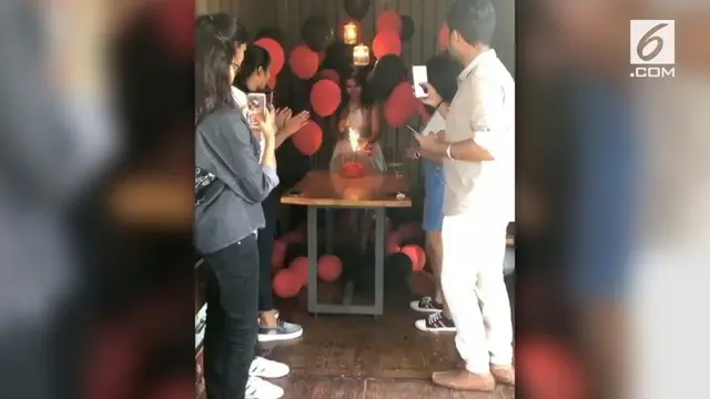 Sebuah pesta ulang tahun berubah jadi mengerikan lantaran balon berisi gas helium meledak saat tiup lilin.
