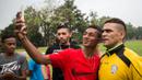 Meski sudah lelah berlatih Cristian Gonzales tetap mau melayani permintaan warga untuk foto bersama di Lapangan Kostrad, Bogor, Jawa Barat. (Bola.com/Vitalis Yogi Trisna)