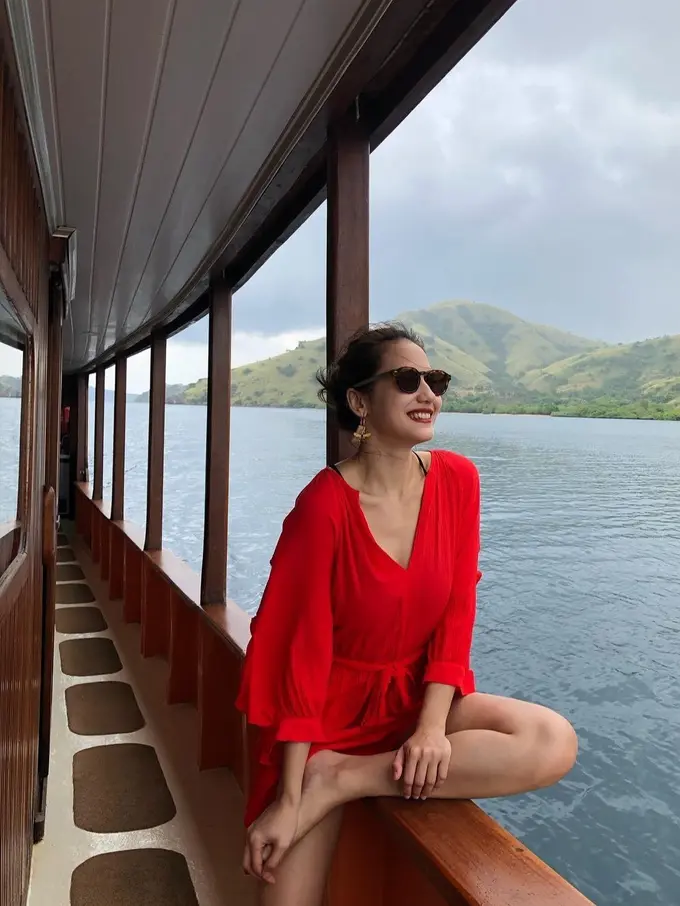 Inspirasi Outfit Pevita Pearce saat Nikmati Keindahan Laut