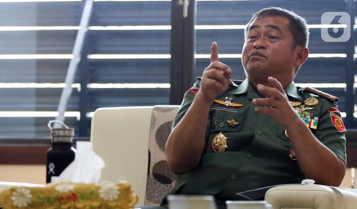 Sejak lulus dari Akmil, Maruli memulai kariernya pada tahun 2002 menjadi Komandan Detasemen Tempur Cakra.