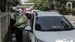 Polisi lalu lintas berkomunikasi dengan pengendara mobil saat Operasi Zebra Jaya 2022 di Jakarta, Selasa (4/10/2022). Operasi Zebra Jaya dilaksanakan pada tanggal 3 hingga 17 Oktober untuk menekan jumlah pelanggaran lalu lintas. (Liputan6.com/Faizal Fanani)