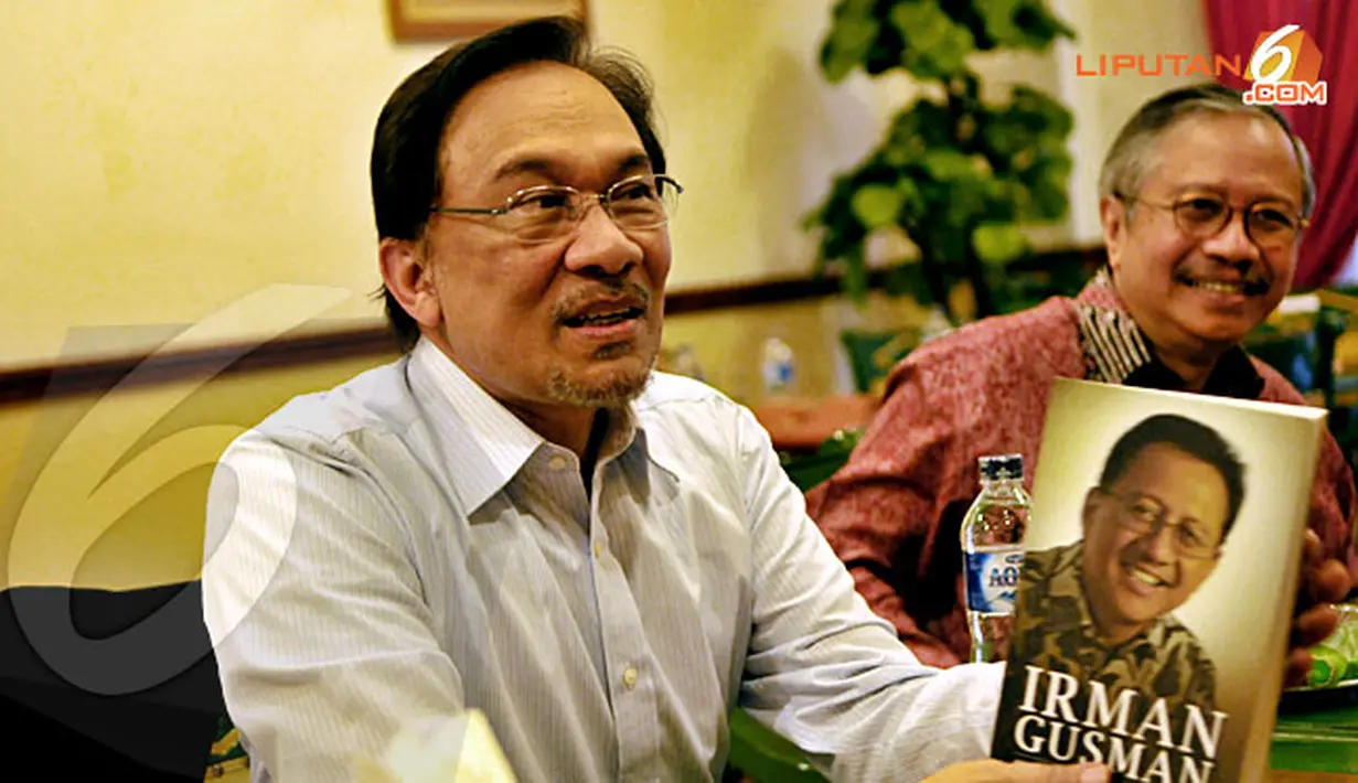 Anwar Ibrahim menerima cinderamata berupa buku hasil tulisan ketua DPD, Irman Gusman (Liputan6.com/Andrian M Tunay)