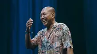 Oki Rengga teken kontrak dan menjuri bersama Indro Warkop serta Cak Lontong dalam audisi Comic 8 Revolution yang digelar di 8 kota besar Indonesia. (Foto: Dok. Instagram @okirengga33)