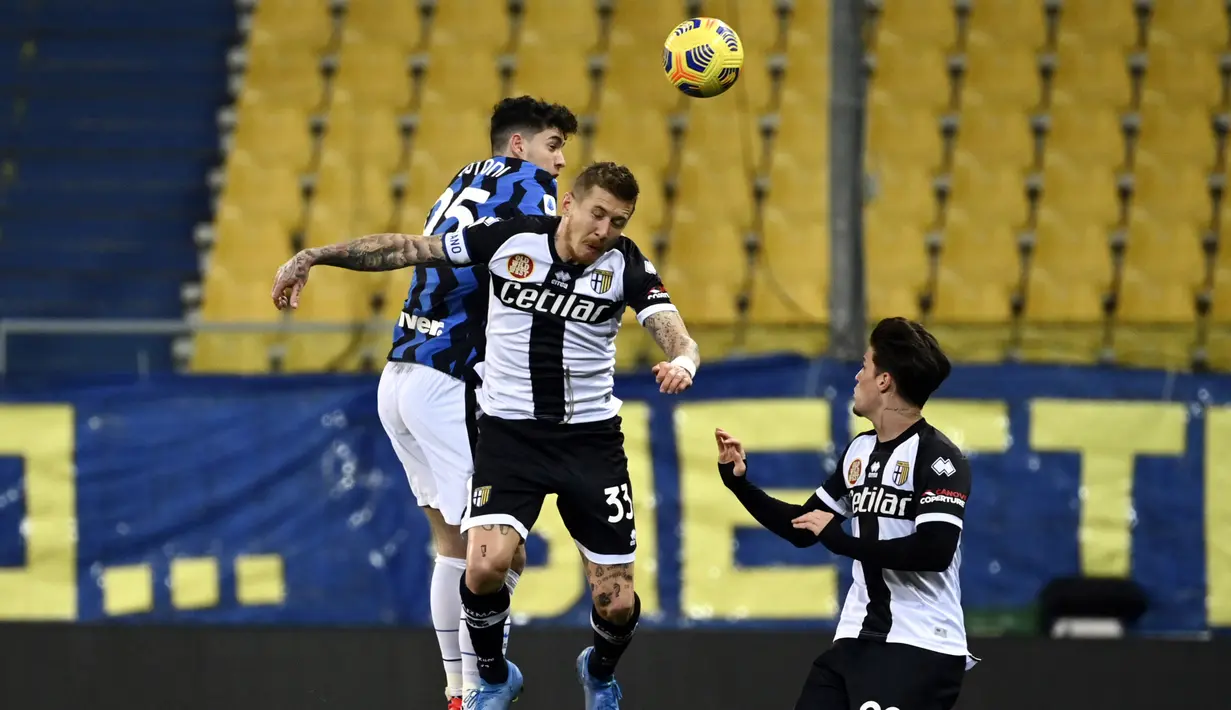 Gelandang Parma, Juraj Kucka dan bek Inter Milan, Alessandro Bastoni berebut bola pada pekan ke-25 Serie A 2020/2021, di Stadion Ennio Tardini, Jumat (5/3/2021) dini hari WIB. Dua gol Alexis Sanchez memastikan skor akhir Parma vs Inter Milan menjadi 1-2. (Massimo Paolone / LaPresse via AP)