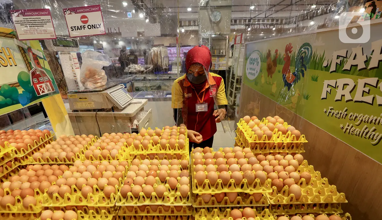 Karyawan memilih telur yang dibatasi dengan plastik di supermarket AEON Mall BSD City, Tangerang, Rabu (3/6/2020). Pembatasan tersebut dilakukan untuk memberikan jarak sosial dalam interaksi antara karyawan dan konsumen selama pandemi Covid-19. (Liputan6.com/Fery Pradolo)