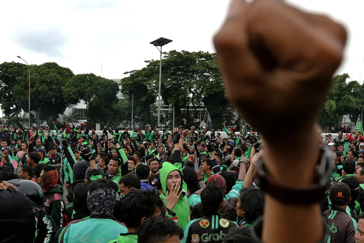 Ratusan Pengemudi Ojek Online Berunjuk Rasa