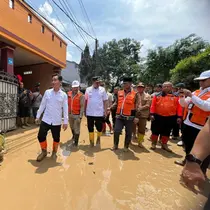 Wakil Presiden (Wapres) Gibran Rakabuming Raka meninjau tempat pengungsian korban musibah banjir nan berlokasi di Kantor Logistik dan Peralatan BNPB Kota Bekasi, Rabu (5/3/2025). (Foto: Biro Pers Sekretariat Wakil Presiden)