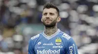 Bek Persib Bandung, Bojan Malisic, bersiap saat akan melawan TIRA Persikabo pada laga Piala Presiden 2019 di Stadion Si Jalak Harupat, Bandung, Sabtu (2/3). Persib kalah 1-2 dari TIRA. (Bola.com/Yoppy Renato)