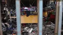 Pakaian-pakaian berserakan dan hangus terbakar di gedung pusat perbelajaan Ramayana, Pasar Minggu, Kamis (18/5). Diperkirakan kerugian mencapai Rp 5 miliar akibat banyaknya barang dagang dan sejumlah fasilitas yang terbakar. (Liputan6.com/Yoppy Renato)