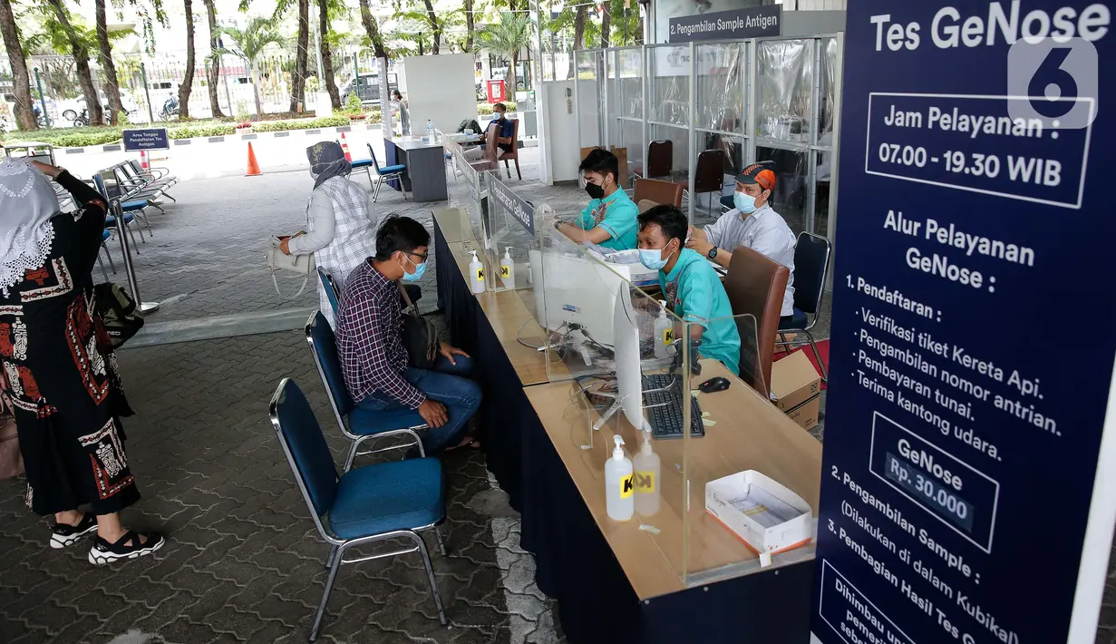 Calon penumpang kereta api mendaftar untuk menjalani tes deteksi COVID-19 dengan metode GeNose C19 di stasiun Gambir, Jakarta, Rabu (24/3/2021). PT KAI (Persero) menaikkan tarif pemeriksaan tes GeNose C19 dari Rp20 ribu menjadi Rp30 ribu mulai 20 Maret 2021. (Liputan6.com/Faizal Fanani)
