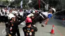 Aksi Tim Reaksi Cepat Penanggulangan Bencana PLN yang melakukan simulasi penyelamatan korban bencana dari lantai 17 dan lantai 5 Kantor Pusat PLN usai upacara peringatan Hari Listrik Nasional ke-70, Jakarta, Selasa (27/10). (Liputan6.com/Angga Yuniar)