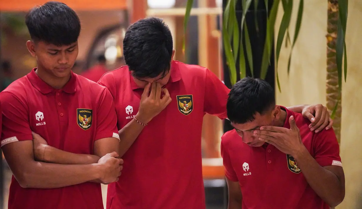 Reaksi kecewa sejumlah pemain Timnas Indonesia U-20 setelah FIFA membatalkan Indonesia sebagai tuan rumah Piala Dunia U-20 2023 pada Rabu (29/03/2023) malam WIB. (Dok. PSSI)