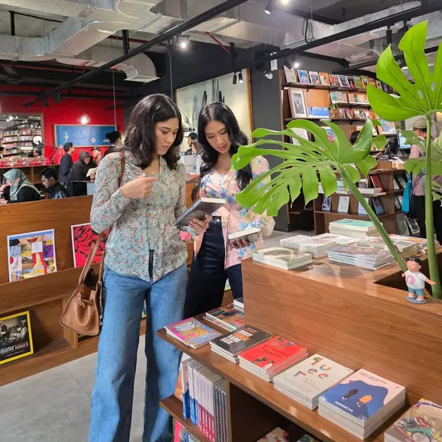 Potret Anggun Dian Sastro dan Happy Salma dalam Kebaya saat Jalani Book Date Berdua, Dapat Hadiah Puisi