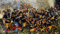Pemain Mitra Kukar merayakan kemenangan usai mengalahkan Semen Padang di final turnamen piala Jenderal Sudirman di Stadion GBK Jakarta, Minggu (24/1/2016). Mitra Kukar unggul 2-1 atas Semen Padang. (Liputan6.com/Helmi Fithriansyah)