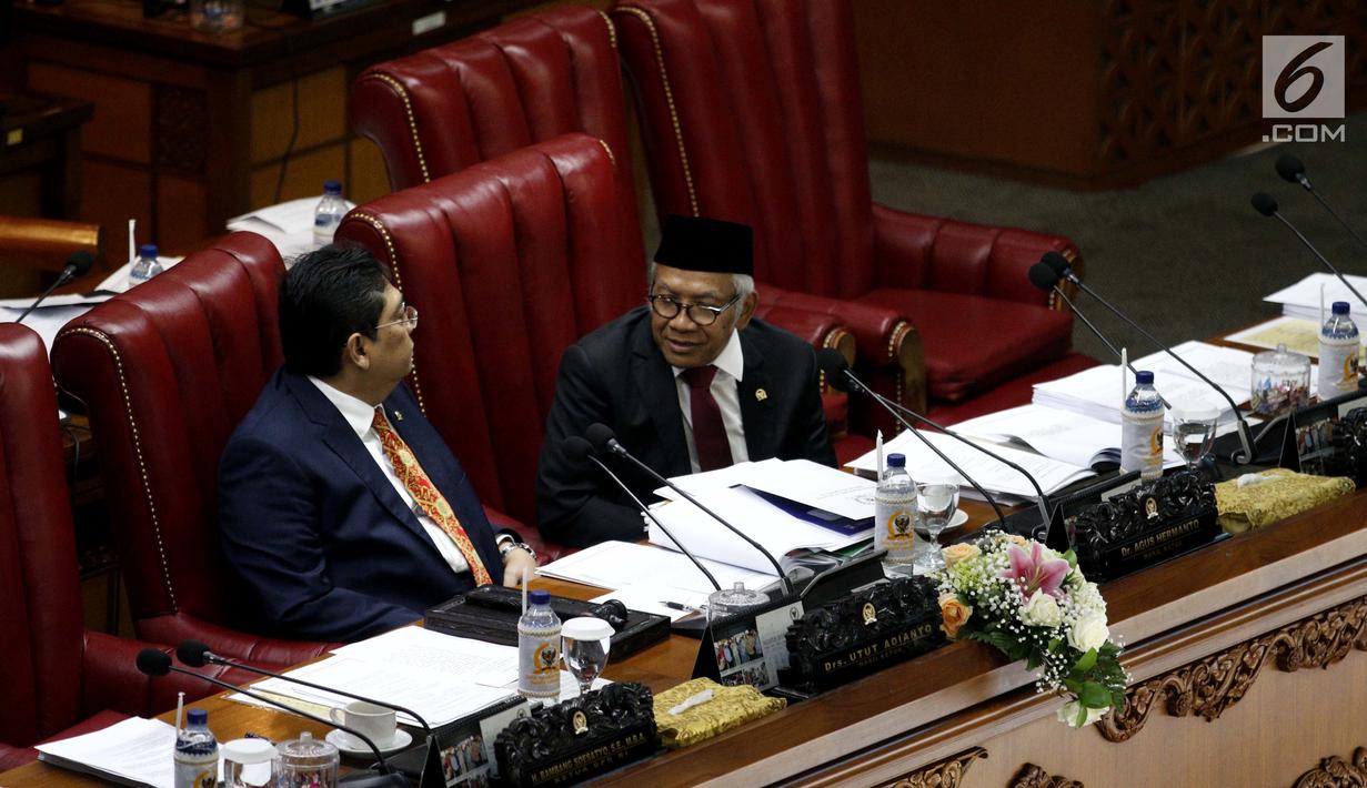 Wakil Ketua DPR Utut Adianto dan Agus Hermanto berbincang saat Rapat Paripurna di Kompleks Parlemen, Jakarta, Kamis (4/7/2019). Rapat membahas berbagai agenda salah satunya Penyampaian RUU tentang Penanggungjawaban atas Pelaksanaan RAPBN (P2APBN) TA 2018 Pemerintah. (Liputan6.com/Johan Tallo)