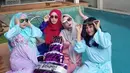 Paduan warna pink dan biru muda pada gamis yang  dipakai April terlihat begitu cocok dikenakannya. Penampilannya jadi makin kece lantaran ia memakai kacamata hitam. (Instagram/apriljasmine)