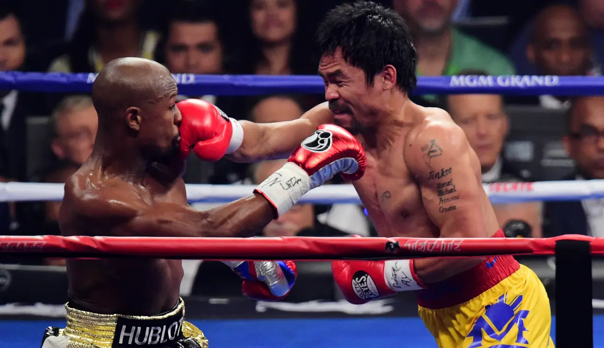 Petinju asal Filipina, Manny Pacquiao bertarung dengan lawannya asal Amerika Serikat. Floyd Mayweather saat pertandingan kelas welterweight di MGM Grand Garden Arena, Las Vegas, Nevada, Minggu (3/5/2015). (Joe Camporeale-USA TODAY)