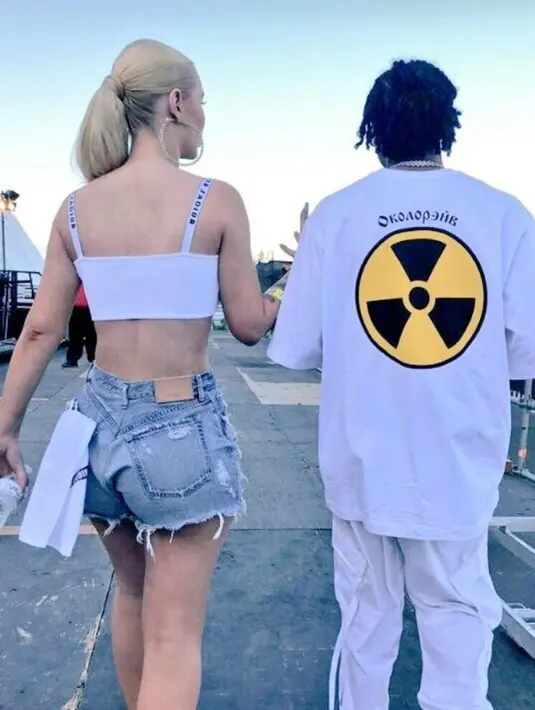 Dilansir dari HollywoodLife, Tyga dan Iggy bergandengan tangan saat menghadiri TAO x Revolve. (Twitter/IggyToday)