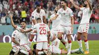 Pemain Tunisia merayakan gol pertama timnya ke gawang Prancis yang dicetak oleh&nbsp;Wahbi Khazri pada matchday ketiga Grup D Piala Dunia 2022 di Education City Stadium, Rabu (30/11/2022). (AP/Martin Meissner)