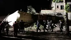 Kereta rute Athena-Thessaloniki mendadak anjlok dan menghantam sebuah rumah di Desa Adendro, Yunani, Minggu (14/5). Empat penumpang dikabarkan tewas dalam peristiwa kecelakaan tersebut. (AP/Giannis Papanikos)