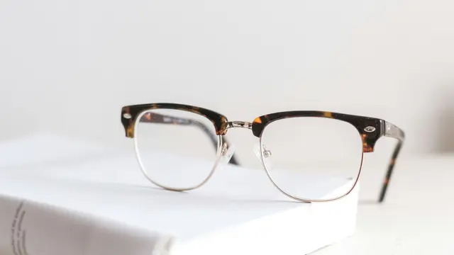 Look Tegas dengan Kacamata Half Frame