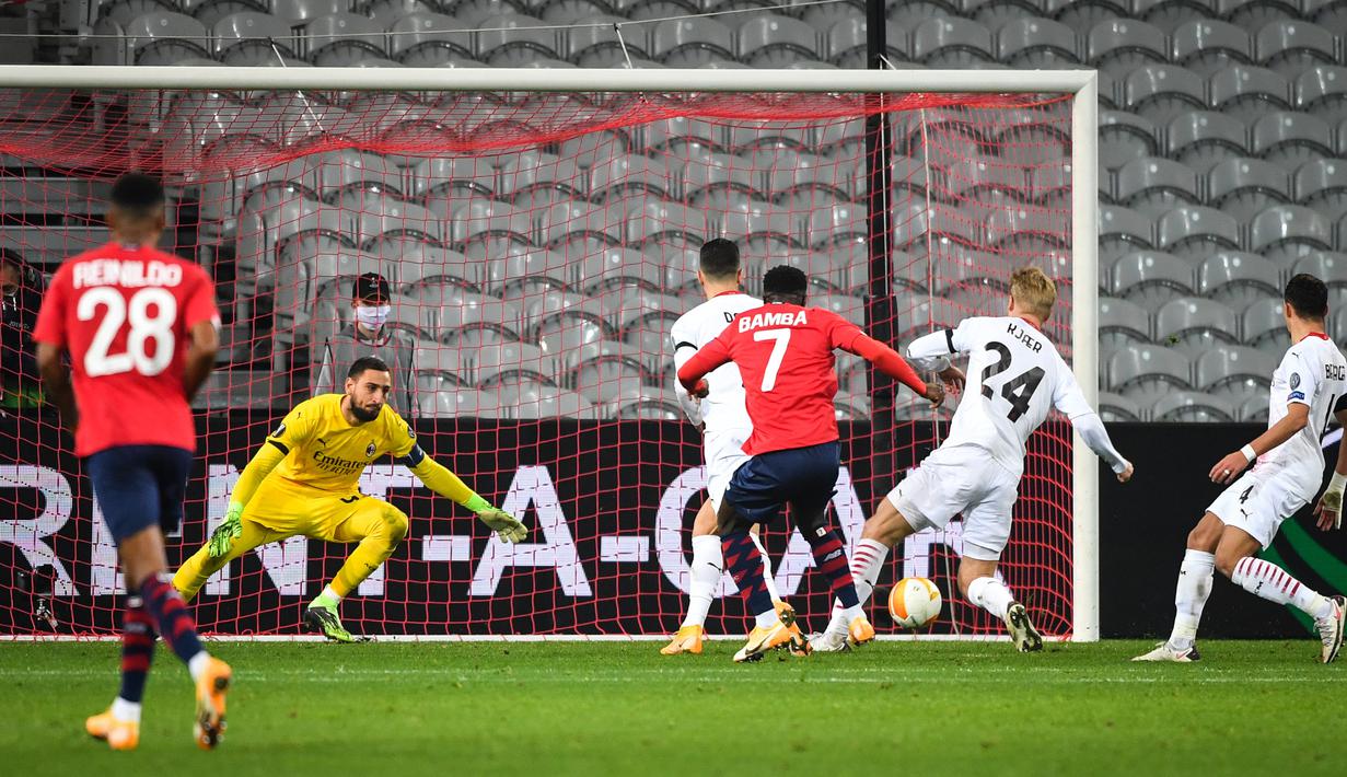 Gelandang Lille, Jonathan Bamba, saat mencetak gol ke gawang AC Milan pada laga lanjutan laga lanjutan Liga Europa di Stade Pierre Mauroy, Jumat (27/11/2020) dini hari WIB. AC Milan bermain imbang 1-1 menghadapi Lille. (AFP/Dennis Charlet/pool)