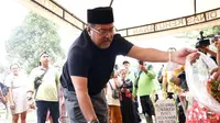 Momen Rano Karno Ziarah ke Makam Aminah Cendrakasih (Sumber: KapanLagi.com/Bayu Herdianto)