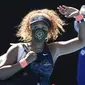 Petenis Jepang Naomi Osaka melambai saat meninggalkan Rod Laver Arena setelah mengalahkan Serena Williams dari AS dalam pertandingan semifinal Australia Terbuka di Melbourne, Australia, Kamis (18/2/2021). Naomi akan bertemu pemenang Jennifer Brady dan Karolina Muchova. (AP Photo/Andy Brownbill)