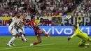 Striker Timnas Swiss, Dan Ndoye (tengah) mencetak gol ke gawang Timnas Jerman pada laga matchday ketiga Grup A Euro 2024 di Waldstadion, Frankfurt, Jerman, Minggu (23/6/2024). (AP Photo/Frank Augstein)
