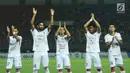 Pemain Bali United menyapa penonton jelang laga melawan Bhayangkara FC di Stadion Patriot Candrabhaga, Bekasi, Jumat (29/9). Lima pemain Bali United akan memperkuat Timnas Indonesia pada laga uji coba melawan Kamboja. (Liputan6.com/Helmi Fithriansyah)