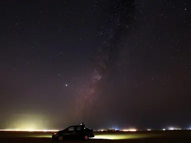 Galaksi Bima Sakti terlihat di gurun Mutriba Kuwait, 100 km barat laut ibu kota Kuwait City (13/10/2020). (AFP/Yasser Al-Zayyat)