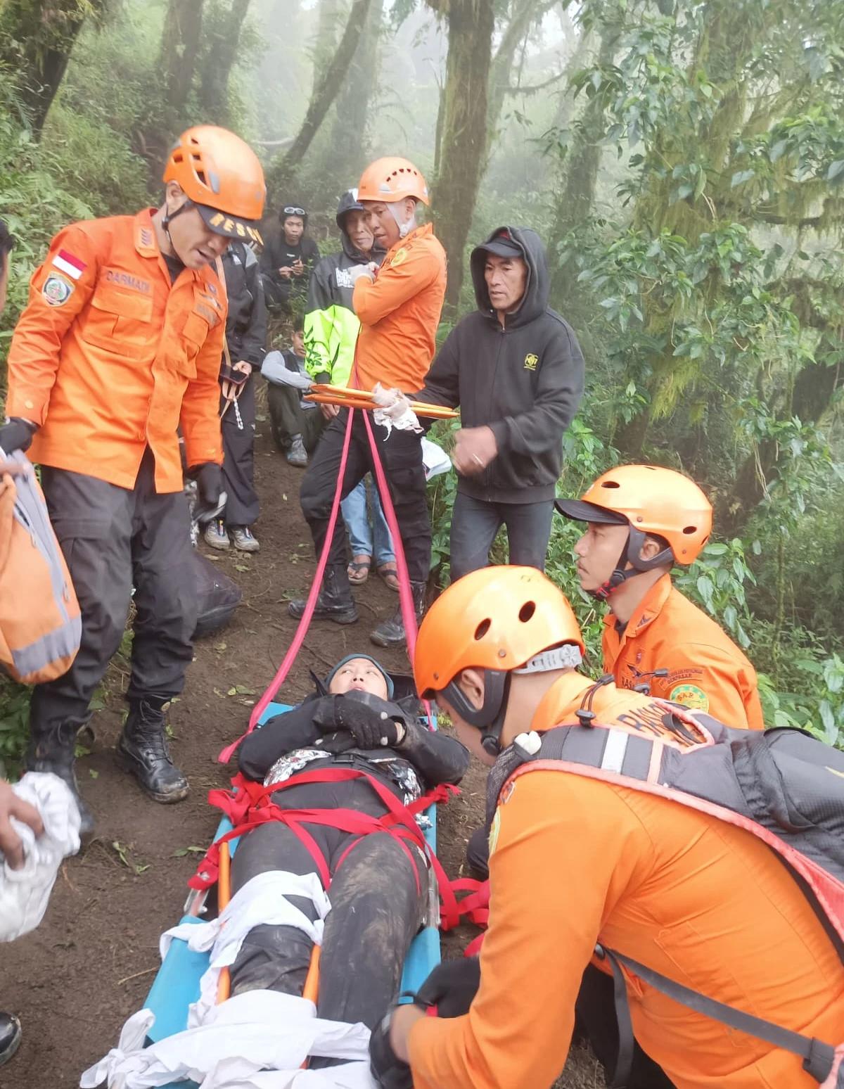 Pendaki di Gunung Abang Bali Alami Patah Kaki, Tim SAR Lakukan Evakuasi