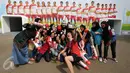 Sejumlah supporter berfoto bersama salah satu pewarta asal Jepang di IstoraSenayan, Jakarta, Rabu (12/8/2015). Kejuaraan Dunia Bulutangkis 2015 berlangsung 10-16 Agustus. (Liputan6.com/Helmi Fithriansyah)
