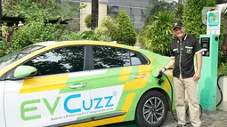Pembina KOLEKSI Abdul Rahman Elly saat charger mobil elektrik di sela-selat HUT Ke-1 KOLEKSI di Jakarta (4/06/2022). KOLEKSI yang masuk menjadi anggota Ikatan Motor Indonesia (IMI) menyatakan diri sebagai klub EV pertama dengan visi dan misi, Go Green Save Earth. (Liputan6.com/HO/Koleksi)