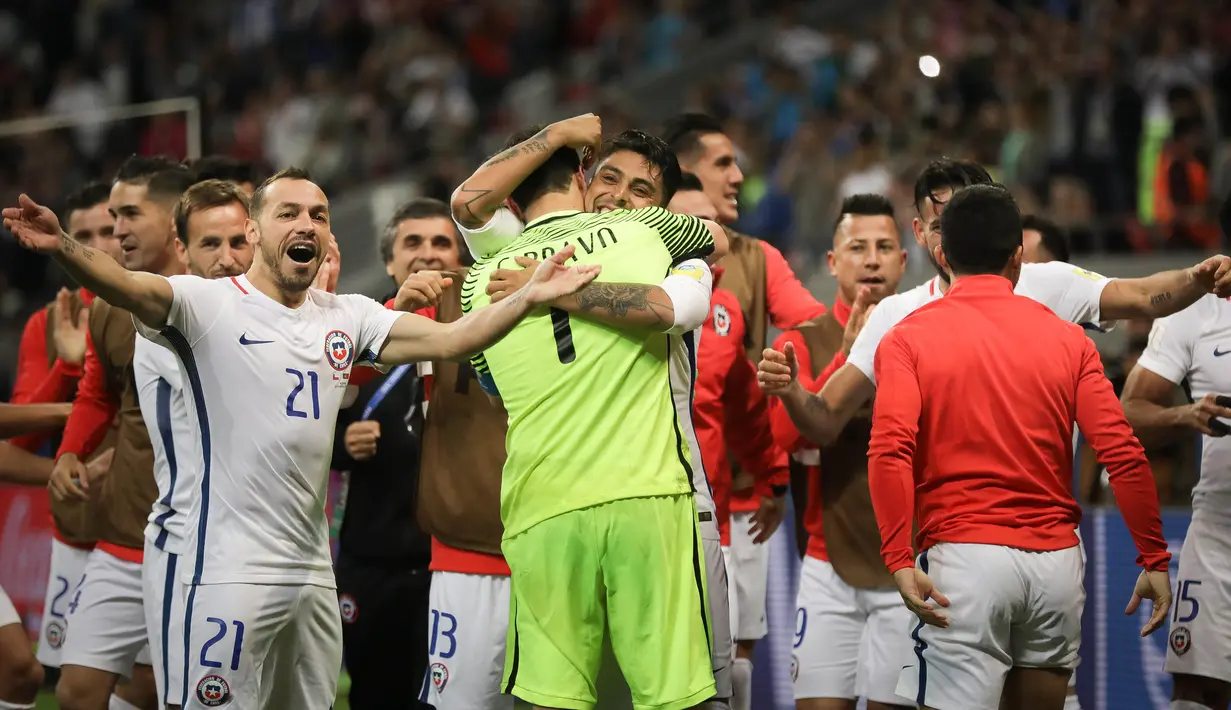 Para pemain Cile merayakan keberhasilan lolos ke final Piala Konfederasi usai menaklukkan Portugal di Kazan Arena, Kazan, Rabu (28/6/2017). Cile menang adu penalti 3-0 atas Portugal. (EPA/Mario Cruz)