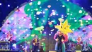 Vokalis The Flaming Lips, Wayne Coyne, tampil atraktif dan penuh warna saat menghibur penonton LaLaLa Festival 2026 di JIExpo Kemayoran, Jakarta. Aksi panggungnya menggunakan balon plastik raksasa menjadi salah satu momen spektakuler yang mencuri perhatian dan membuat suasana festival semakin meriah. (KLY/Budy Santoso)