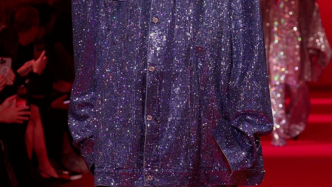 Dalam peragaan ini desainer Guram Gvasalia lebih menonjolkan desain busana yang oversize daripada aksesori yang menarik perhatian. Foto: REUTERS / Gonzalo Fuentes