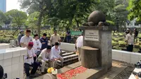 Paslon nomor urut 01 Ridwan Kamil (RK) dan Suswono ziarah ke makam MH Thamrin di TPU Karet Bivak, Jakarta Pusat pada hari pertama kampanye Pilgub Jakarta 2024. (Liputan6.com/Muhammad Radityo Priyasmoro)