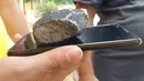 Dugaan potongan meteorit yang jatuh di Kuba barat, kota Vinales, Pinar del Rio pada Jumat (1/2). Menurut petugas layanan cuaca nasional, meteorit itu melintasi langit sebelum meledak dan menghujani puing-puing di Kuba barat. (FATIMA RIVERO/TELEPINAR/AFP)