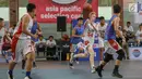 Pebasket putra bertanding pada final penyisihan Jr. NBA Global Championship Asia Pacific Selection Camp di Universitas Pelita Harapan (UPH), Tangerang, Minggu (16/6/2019). Penyisihan yang diikuti 68 peserta dari sepuluh negara akan dipilih mewakili Asia-Pasifik. (Liputan6.com/Fery Pradolo)