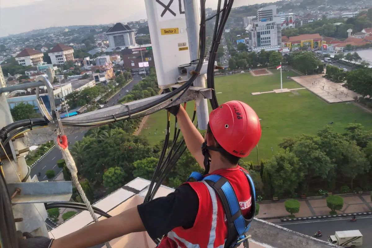 Seorang teknisi XL Axiata sedang melakukan pemeliharaan perangkat BTS (Base Transceiver Station) di sebuah tower seputaran Tol Trans Sumatera yang menghubungkan Kota Medan. Credit: XL Axiata