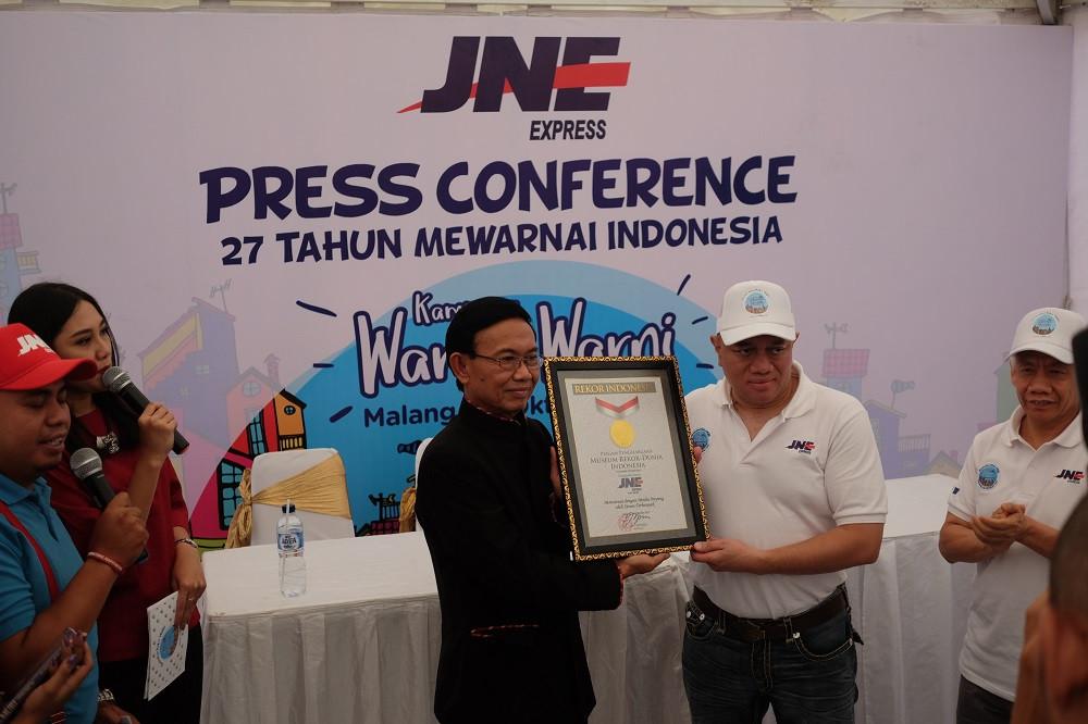 Dalam rangka perayaan hari jadi PT TIKI Jalur Nugraha Ekakurir (JNE) ke 27, jasa ekspedisi berhasil mencatatkan ke Museum Rekor Indonesia
