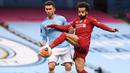 Penyerang Liverpool, Mohamed Salah, berebut bola dengan bek Manchester City, Aymeric Laporte, pada laga lanjutan Premier League pekan ke-32 di Stadion Etihad, Jumat (3/7/2020) dini hari WIB. Manchester City menang 4-0 atas Liverpool. (AFP/Laurence Griffiths/pool)