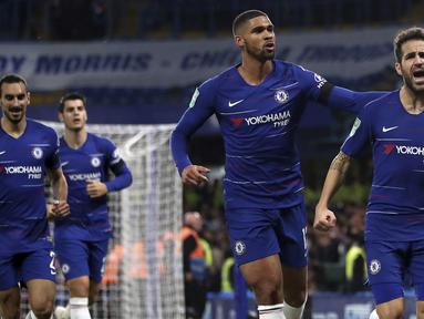 Gelandang Chelsea, Cesc Fabregas, melakukan selebrasi usai membobol gawang Derby County pada Piala Liga Inggris di Stadion Stamford Bridge, Kamis (1/112018). Chelsea menang 3-2 atas Derby County. (AP/Nick Potts)