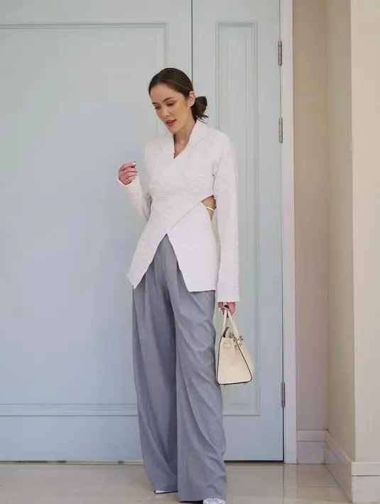 Ia banyak memadukan fashion item basic, dan dibawakan dengan percaya diri sehingga terlihat semakin penuh gaya.  (Instagram/cathysharon).