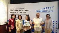 Pasien Skoliosis, Sang Ayu Putu Cynthia (Baju Abu-Abu) Berfoto Bersama Narasumber Lainnya Seusai Diskusi Bersama Media dengan Tema 'Harapan Baru Bagi Pasien Scoliosis (Jihan/Liputan6.com)