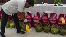 Tindakan ini bukan hanya merugikan negara, namun sangat berdampak pada masyarakat berupa kelangkaan LPG subsidi. (merdeka.com/Arie Basuki)